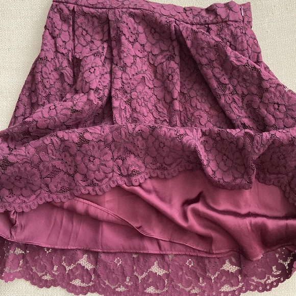 High waist circular lace (above knee) skirt from H&M. Worn once. - Picture 5 of 6